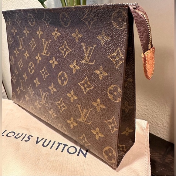 💯% Authentic Louis Vuitton Toiletry Pouch 26✨ - Picture 2 of 7